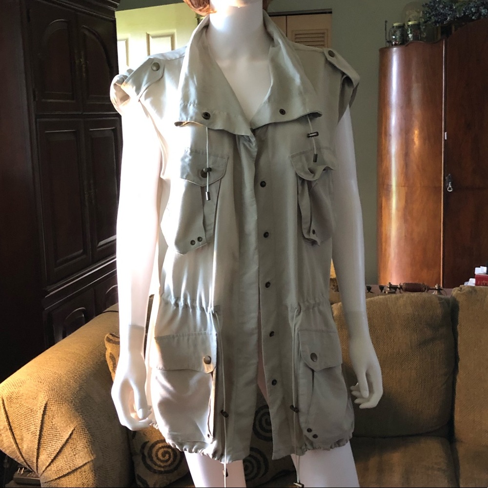 NEW YORK COMPANY COLLECTION Ladies Sz L snap up vest with 4 pockets.